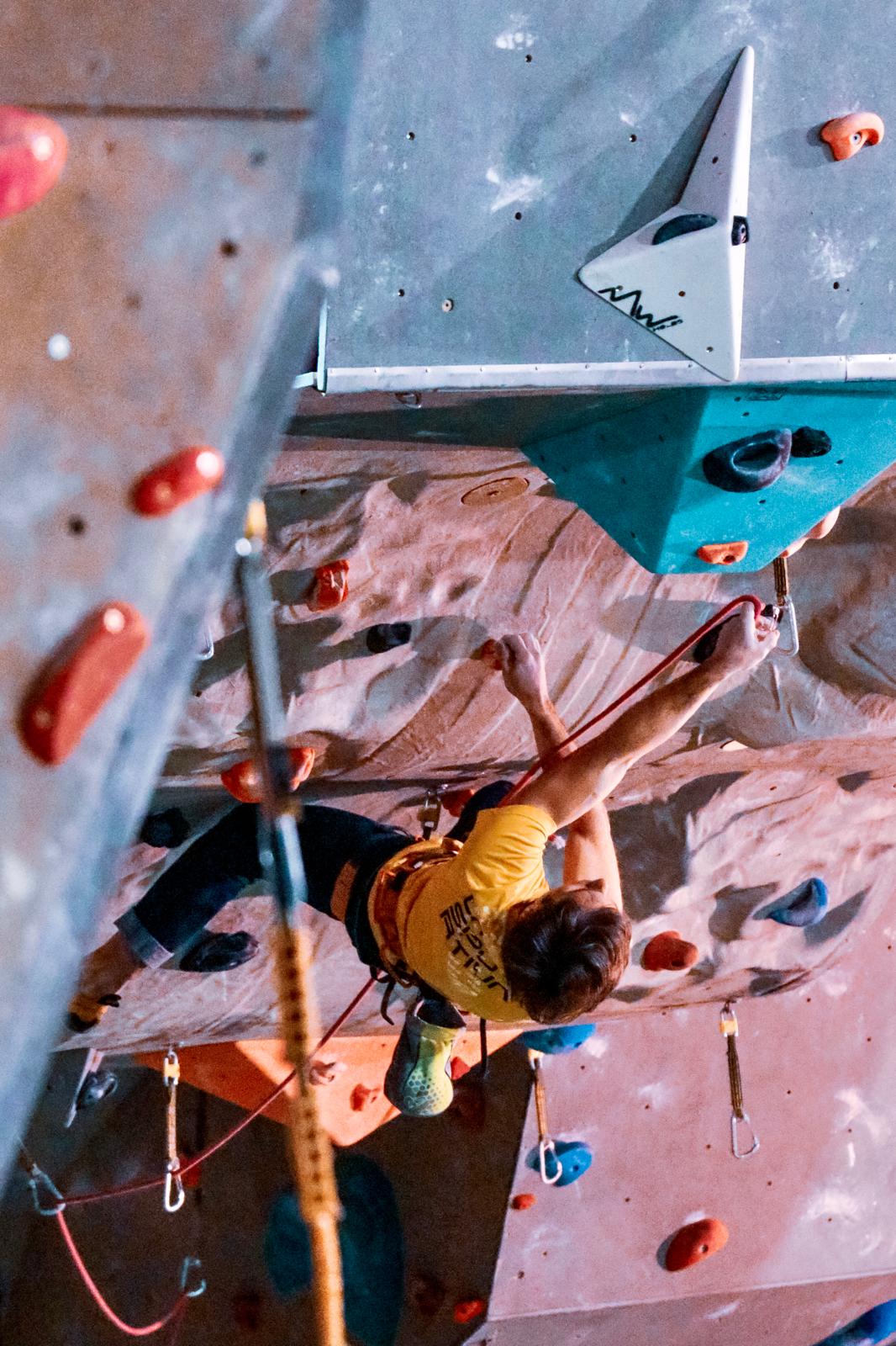Climber in azione al Climbing Center Courmayeur