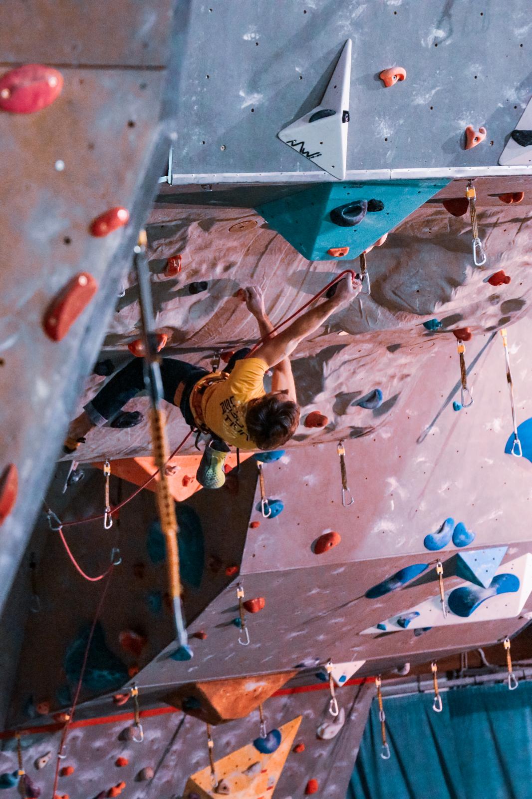 Climber in azione al Climbing Center Courmayeur